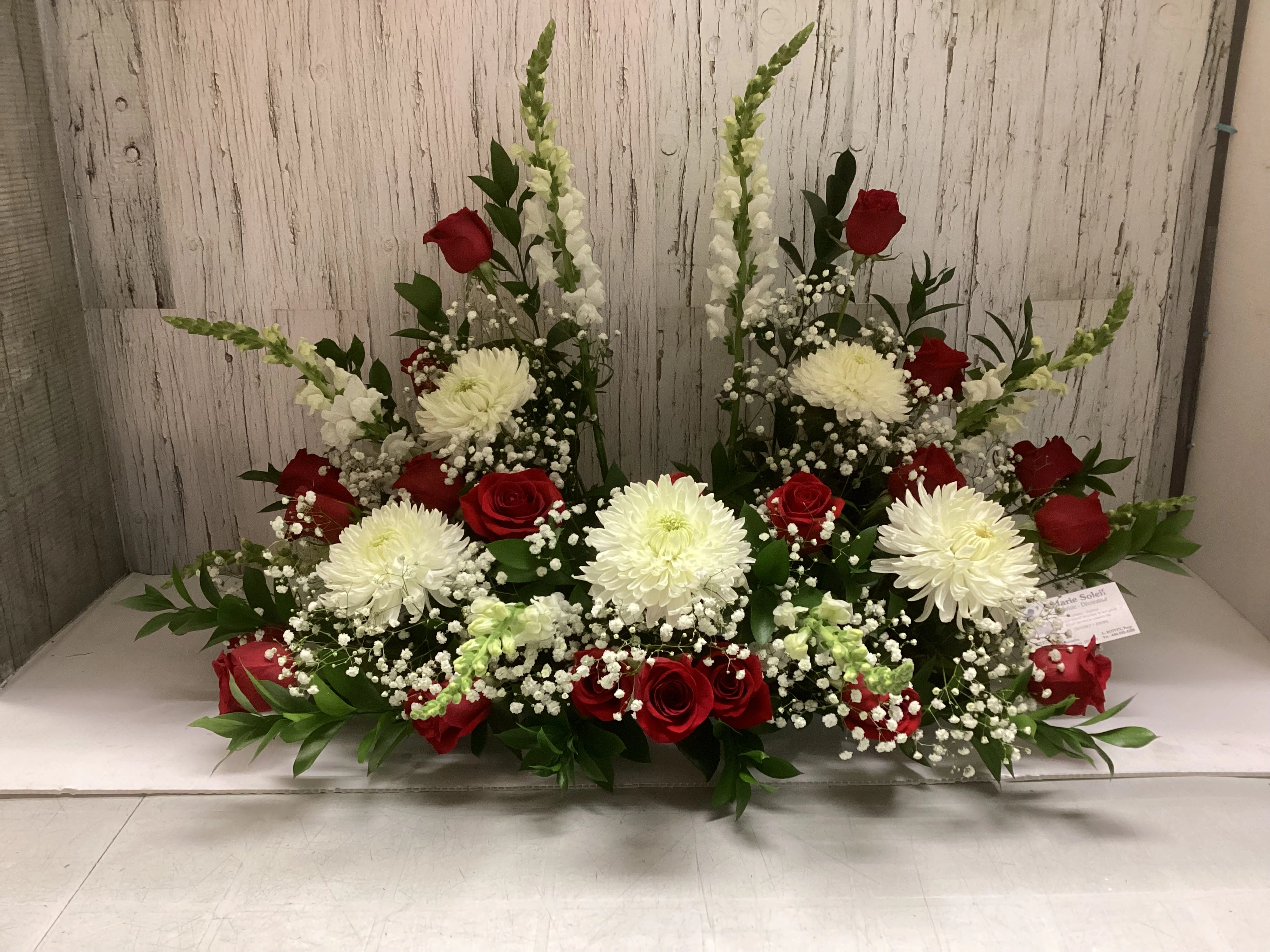 Chrysanthèmes blancs et roses rouges
